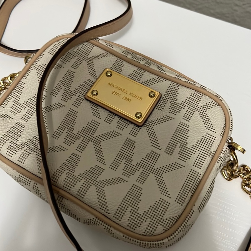 Vanilla Michael Kors Mini Jet Set logo crossbody bag